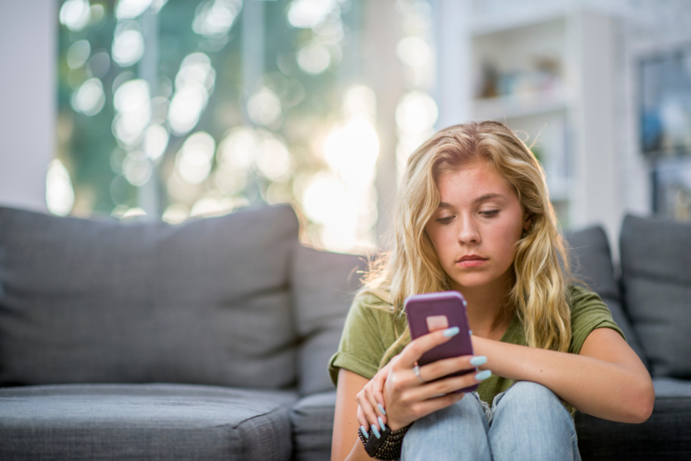 expat woman in Costa Rica learning Spanish with an app 
